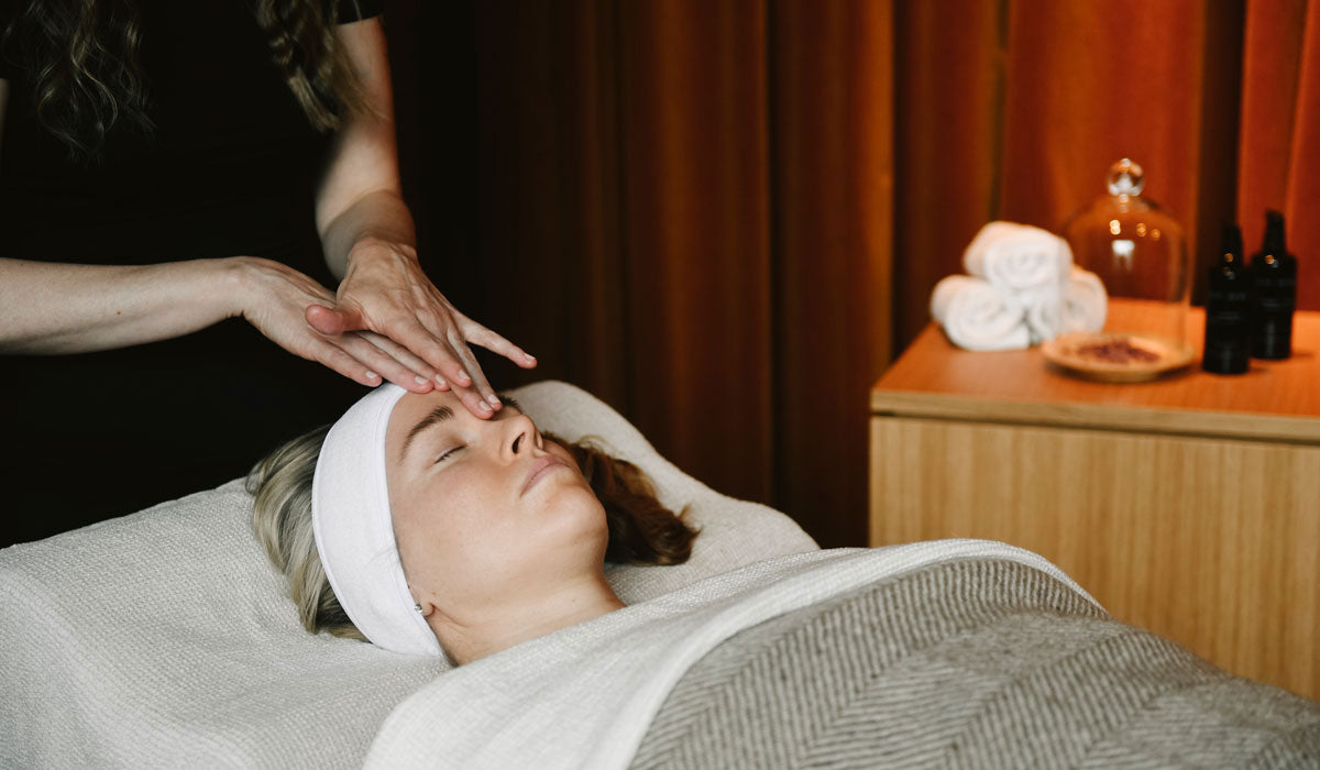 Head massage in Niki Newd® treatment — where touch restores balance to skin and spirit.