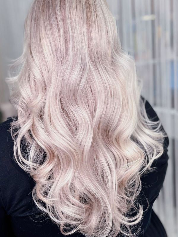 Professional blonde hair lightening at Niki Newd® Hair Studio – long, naturally radiant hair with subtle highlights and shine.