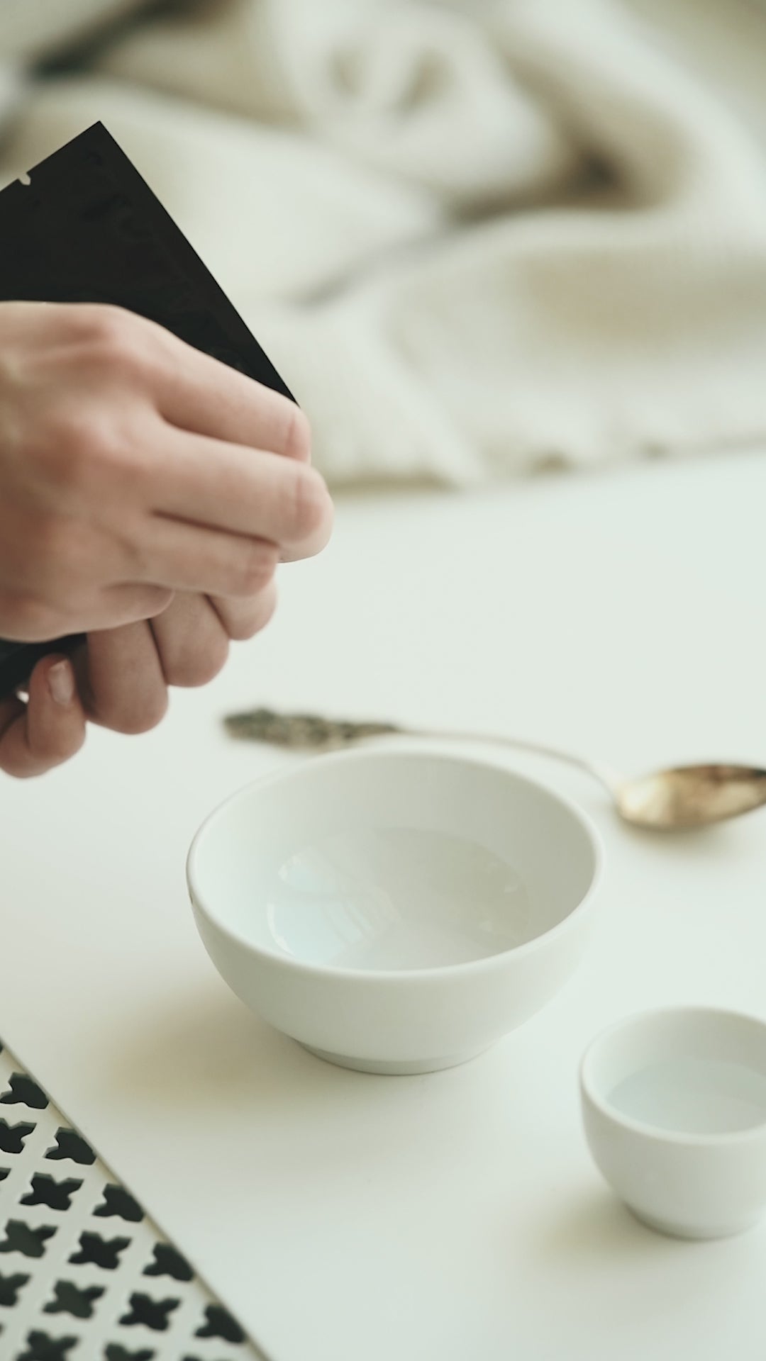 How to use Niki Newd® Betaglucan Skin Mask — oatmeal-based skin mask for sensitive and mature skin.