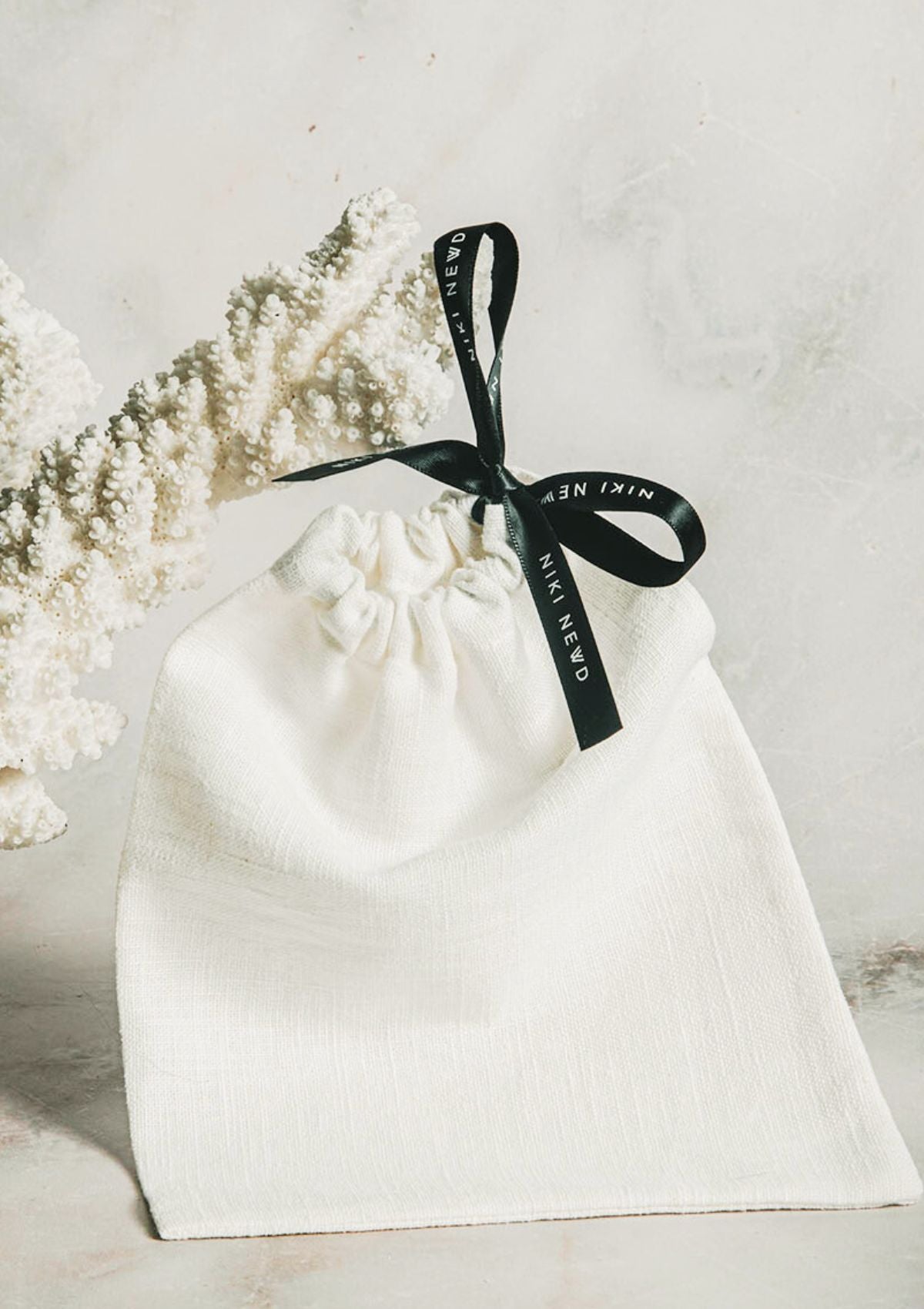 Käsintehty pellavapussi – luonnollinen ja elegantti lahjakassi Niki Newd® -lahjasettiin.