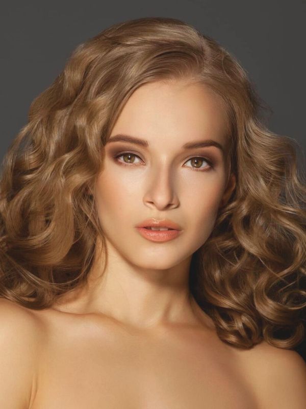 Luxurious Hollywood-style hairstyle created at Niki Newd® Hair Studio – soft waves and elegant volume for a timeless, glamorous look.