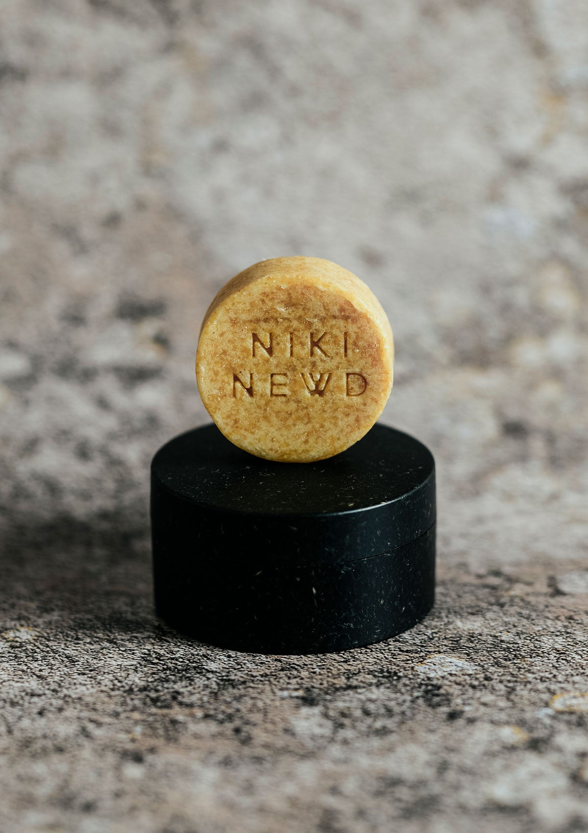 Tyylikäs saippuakotelo Niki Newd® Oatmeal Soap -kaurasaippualle – puhdasta, luonnollista ihonhoitoa matkalla.