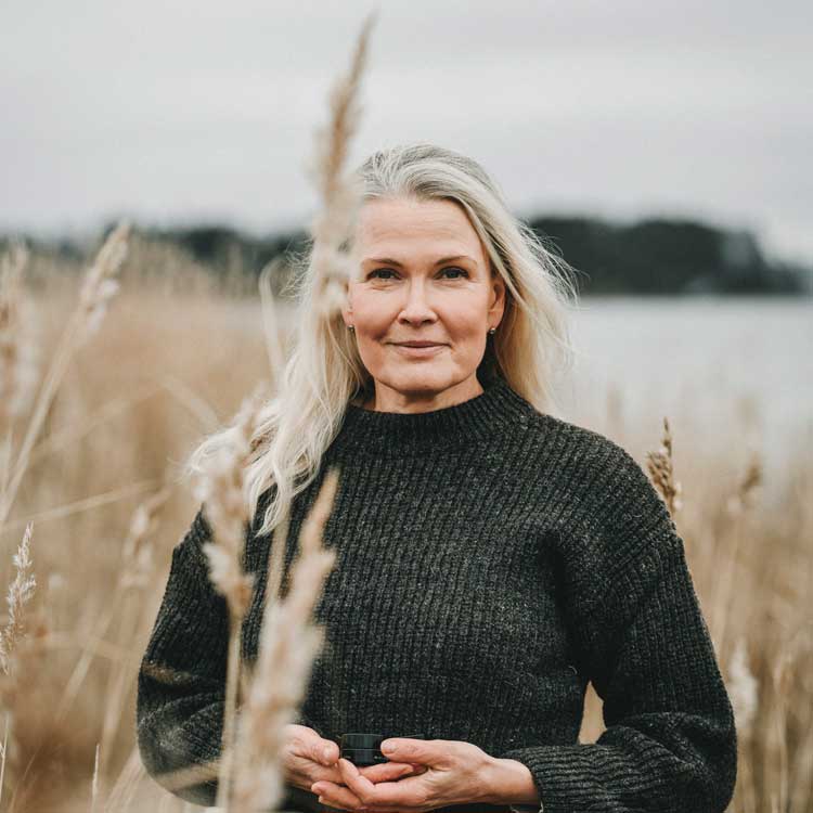 Niki Newd Skin Butter antioksidanttinen kasvo- ja silmänympärysvoide kuivalle ja ikääntyvälle iholle, sisältää E-vitamiinia ja omega-rasvahappoja.