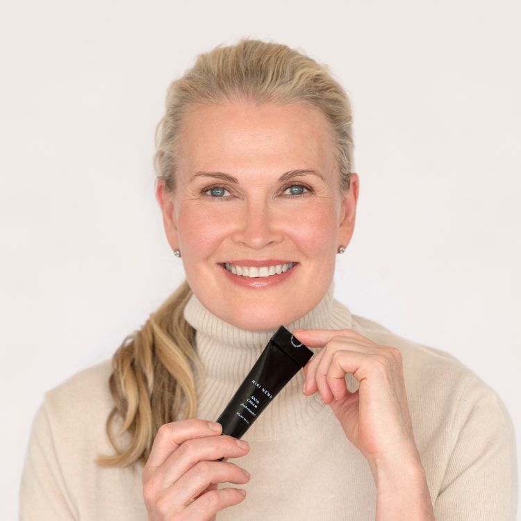 Niki Newd Vitamin C Cream ravitseva kasvovoide, jossa C-vitamiinia, pre-retinolia ja E-vitamiinia ihon kirkkauden ja kimmoisuuden tueksi.