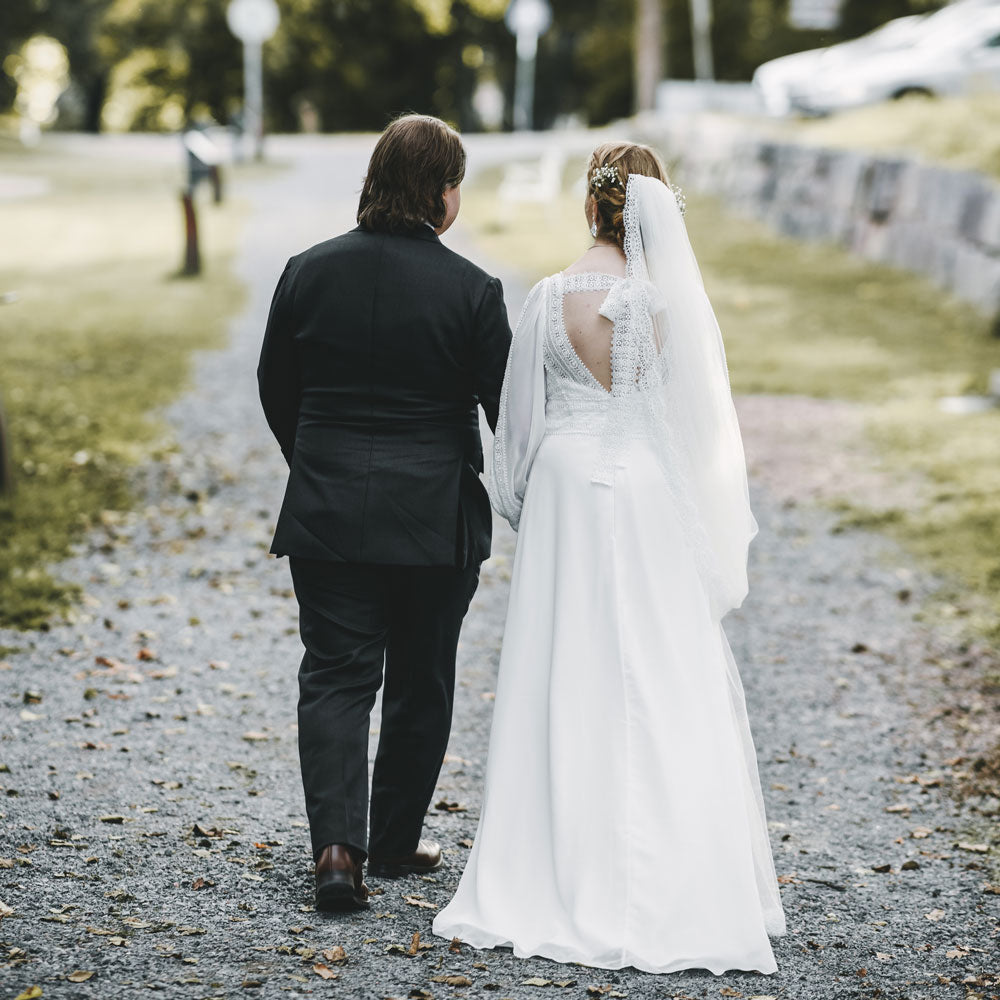 Wedding couple getting ready – Niki Newd