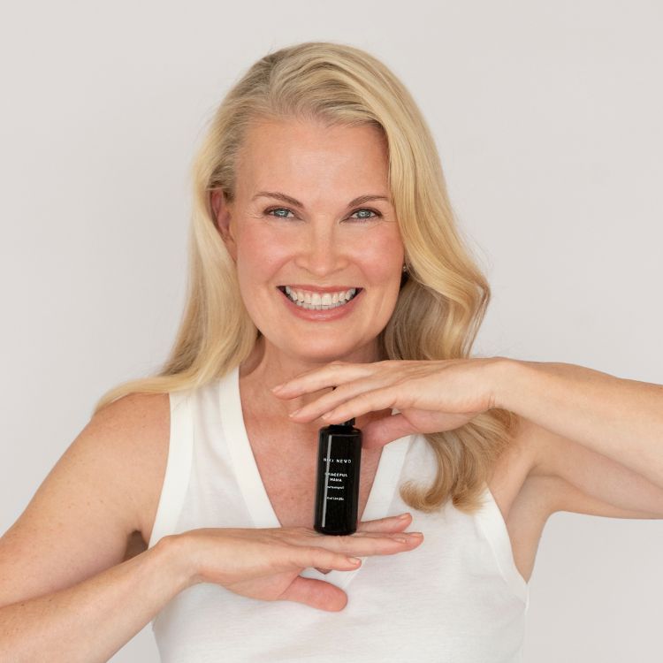 Niki Newd Graceful Mama ravitseva pre-retinol-kasvoöljy, sisältää omega-rasvahappoja, antioksidantteja ja koentsyymi Q10:tä.