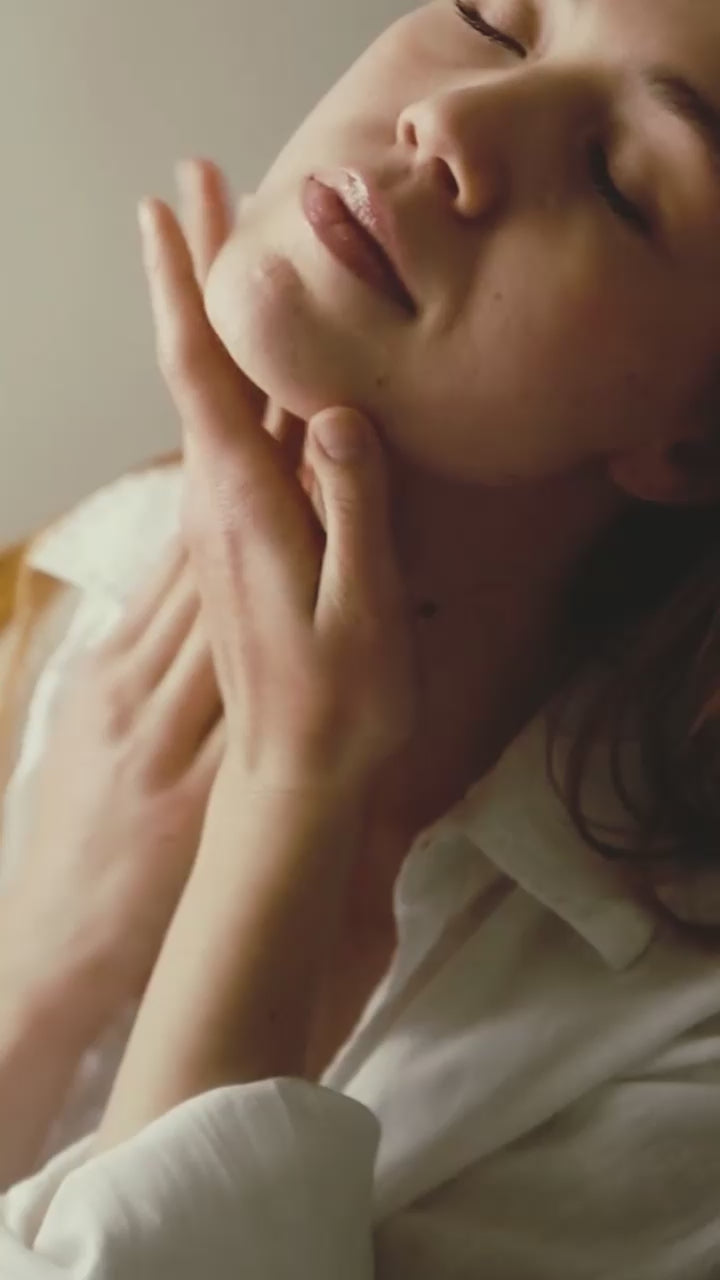 Niki Newd Skin Butter -antioksidanttivoidetta levitetään kasvoille ravitsemaan kuivaa ja aikuista ihoa sekä tukemaan pehmeämpää, sileämpää ja heleämpää ilmettä.