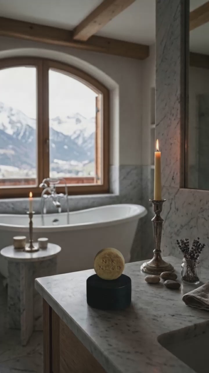 Niki Newd Oatmeal Soap ja saippuakotelo hotellissa – ylellisen yksinkertainen kasvojen puhdistus myös matkalla.
