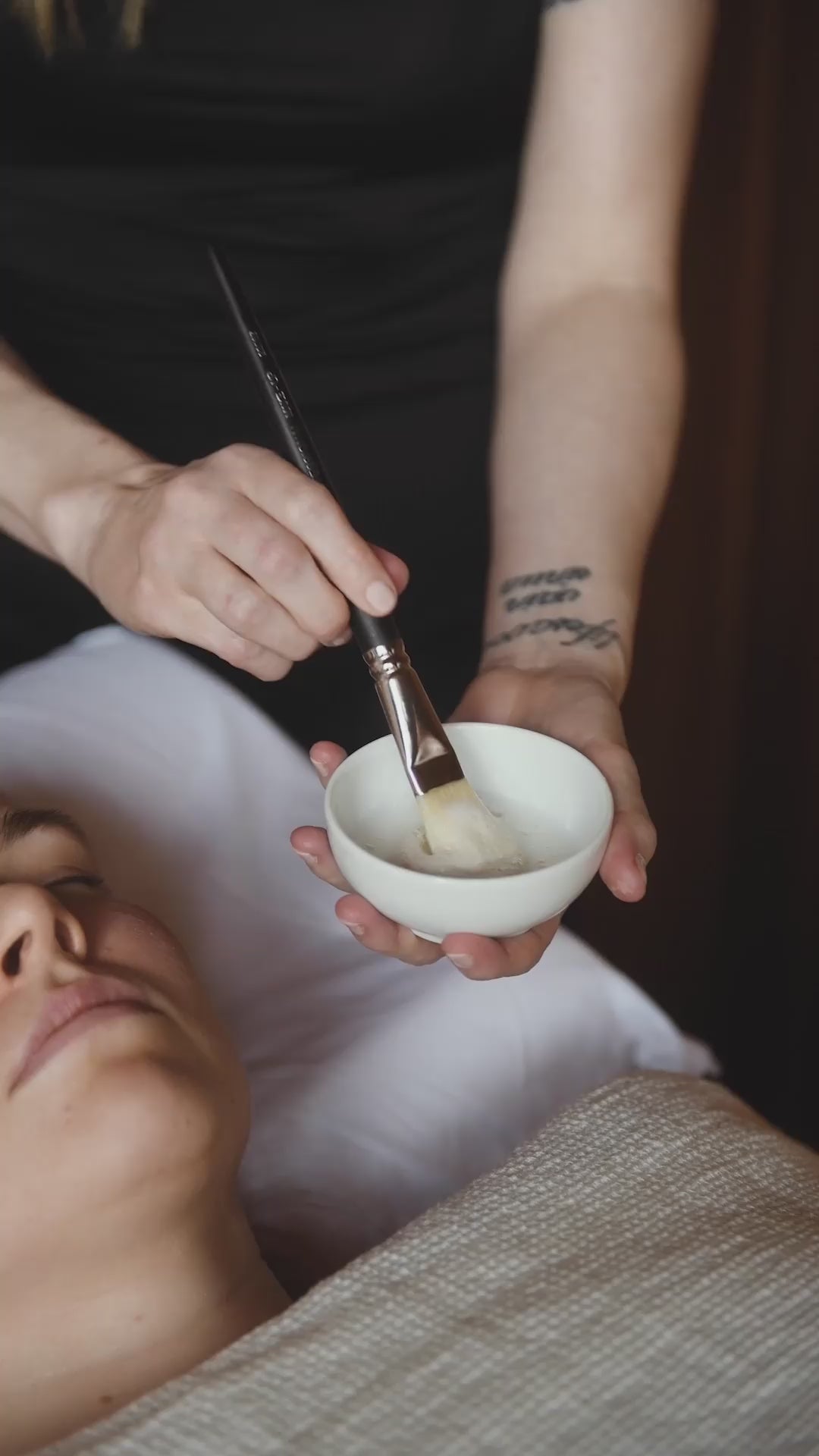 Name
Gentle oatmeal soap foam cleansing during a professional facial. Soft, airy oatmeal foam mildly cleanses and soothes the skin to prevent irritation.