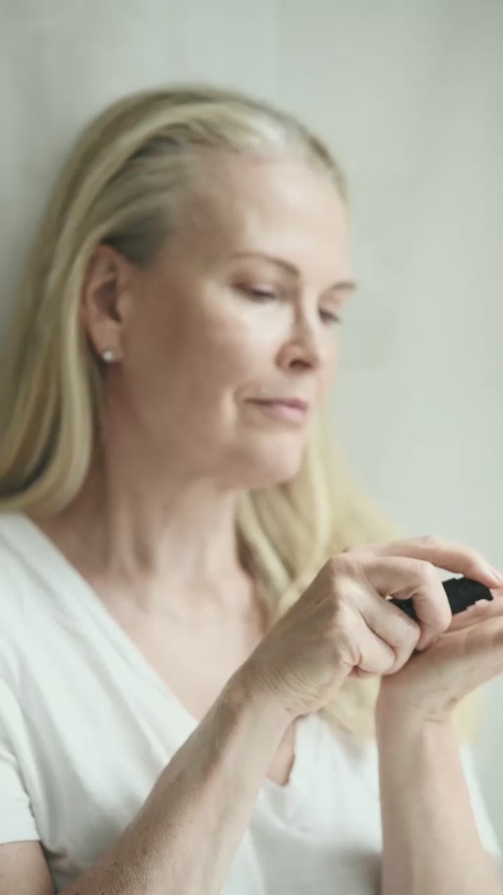 Niki Newd Skin Velvet -antioksidanttiseerumia levitetään hellävaraisesti kasvoille ravitsemaan aikuista ihoa ja tukemaan sileämpää, heleämpää ilmettä.
