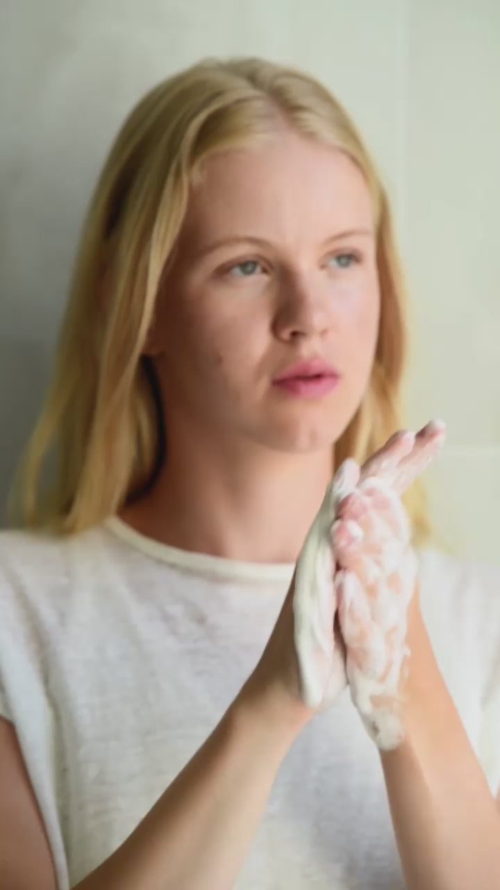 Niki Newd Oatmeal Soap vaahtoutuu täyteläisen pehmeästi ja puhdistaa herkän, pintakuivan ihon hellävaraisesti.