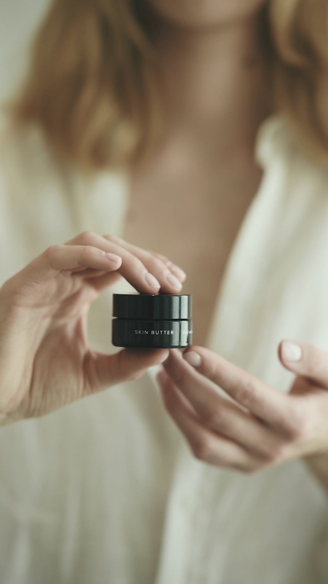 Käytä Niki Newd® Skin Butter -voidetta päivä- ja yövoiteena myös silmänympärysiholle – hellävarainen antioksidanttinen voide.
